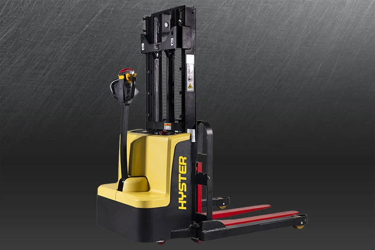 Stoccatore con zanche di appoggio larghe con operatore a terra