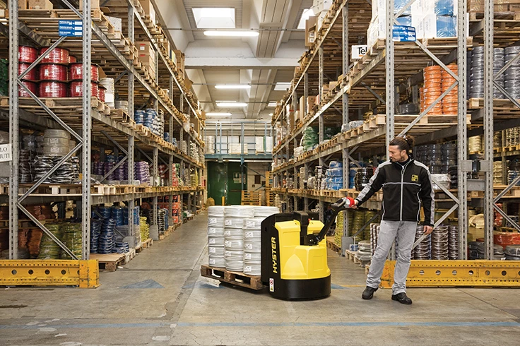 Сопровождаемый вилочный погрузчик Hyster на складе