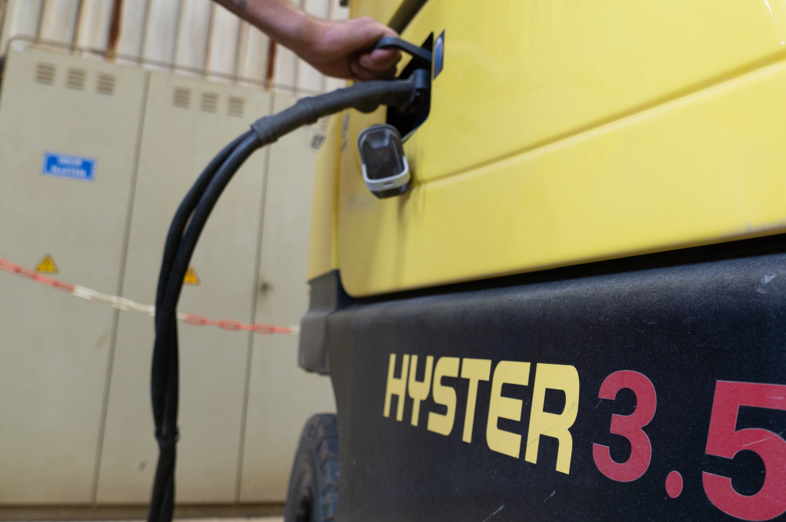 TOP FIVE QUESTIONS TO ASK BEFORE PURSUING INDOOR FORKLIFT ELECTRIFICATION
