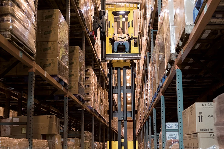 รถยกสินค้าแบบวีเอ็นเอ (Very Narrow Aisle Truck)