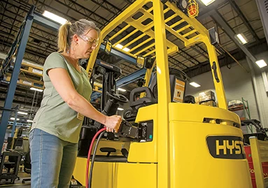 ELECTRIC OR ICE: WHICH TYPE OF FORKLIFT IS BEST FOR YOUR INDOOR USE?